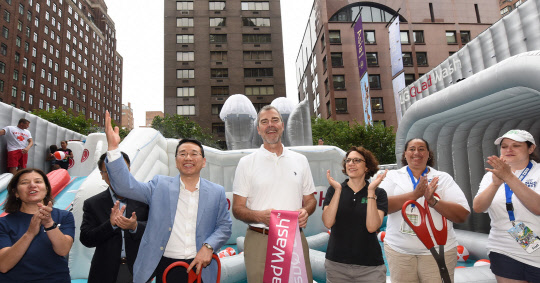 (왼쪽 세 번째부터)조주완 LG전자 북미지역대표 겸 미국법인장 전무, 데이비드 반더월 LG전자 미국법인 마케팅담당 부사장 순임이 지난 5일(현지시간) 미국 뉴욕 맨해튼 거리에서 열린 '시티 서머 스트리트' 행사에 'LG 쿼드워시 워터파크'를 개장하고, 기념촬영을 하고 있다.<LG전자 제공>